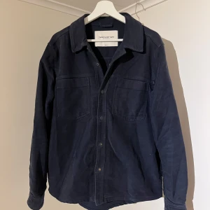 These Glory Days Overshirt mörkblå  - Säljer denna sjukt snygga Overshirten från These Glory Days⭐️ Färgen är mörkblå och storleken är M✅ Overshirten har inga defekter och skicket är utomordentligt🙌🤝 Sjukt najs passform och passar perfekt till hösten🍁🙌 Tveka inte på att höra av er dig vid minsta fråga eller fundering😊