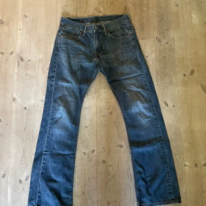 Levis 527 - Vintage Levis 527, strl 31 men passar 30. Hela och rena. Jeansen är i tunnare denim så det passar bra under dom varmare månaderna.