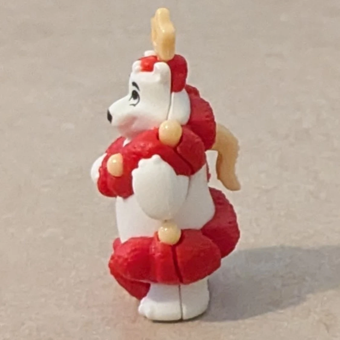 Björn av plast som är ihop byggd - 1