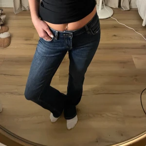 Jeans - Lågmidjade bootcut jeans från Zara! Jätte fint skick och stretchiga material som formar sig fint efter kroppen och passar flera storlekar ❤️