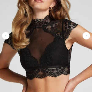 Svart spetsig croppad blus med öppen rygg - Supersnygg svart, kort, fest tröja! Köpt ifrån hunkemöller och är helt oanvänd då den var för liten för mig💗