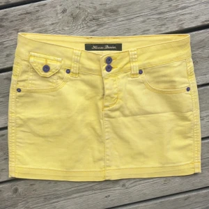 Vintage gul jeanskjol - Lågmidjad gul jeanskjol! Midjemått: 37cm, längd: 29cm. Kolla in min profil för fler plagg! 💙✨