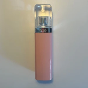 Hugo Boss Ma Vie Florale Eau de Parfum - Parfym från Hugo Boss. Endast testat.  Topp: kaktusblomma Hjärta: Jasmine, Sambac, Rose Absolute Bas: cederträ, ambra, sandelträ