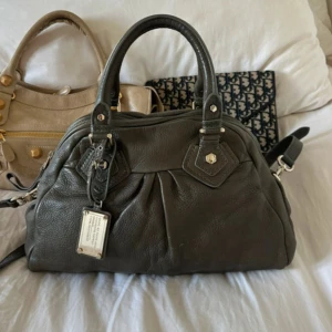 Handväska från Marc Jacobs - Skit snygg väska från Marc Jacobs, äkta. Första bilden är inte min men det är en likadan väska ❤️priser går att diskutera 