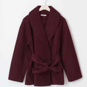 Vinröd omlottkappa med bälte - Jätte fin vinröd kort kappa från Gina tricot med bred krage och knytbälte i midjan. Jackan har en omlottmodell och är tillverkad i ett mjukt ullblandat tyg. Slutsåld på webbsidan och är använd 2-3 gånger och är i jätte fin skick❤️