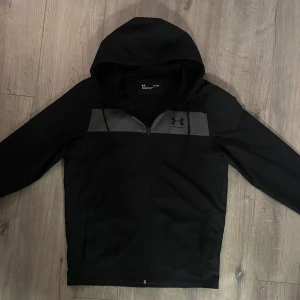 Under Armour Vindjacka - Säljer nu denna snygga svarta vindjackan från Under Armour. Storlek S. Använd två gånger. Hör av er vid frågor 🙌