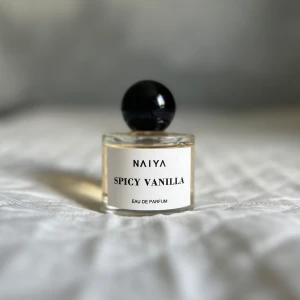 Naiya spicy vanilla  - Helt ny!  Nypris: 360kr   Doftnoter:  Top notes: Pear, orange blossom and pink pepper. Heart notes: Coffee and jasmine. Base notes: Vanilla, cedarwood and patchouli.  För referens: Väldigt lik black opium 💗🌸