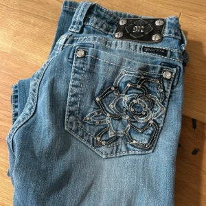 Blå Miss Me jeans boot cut - Snygga blå jeans från Miss Me med bootcut passform och låg midja. Något stretchiga i materialet. Midjemått ca 37 cm rakt över. Innerbenslängd ca 79 cm💕