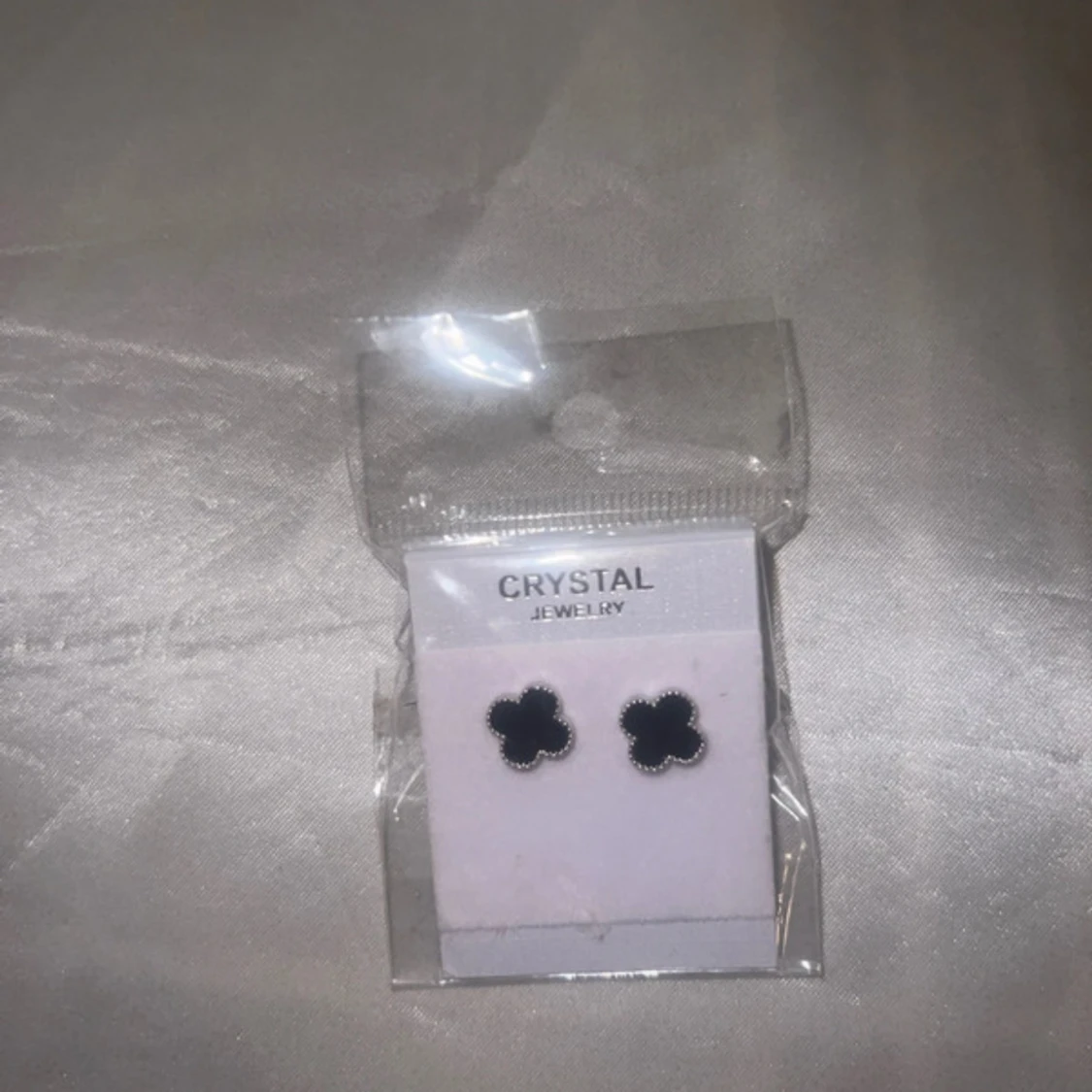 Svarta fyrklöver örhängen Crystal