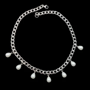 Chunky silver halsband med pärldroppar - Stilrent chunky halsband i silverfärgad metall med sju droppformade vita pärlor som hänger längs kedjan. Perfekt för att ge din outfit en cool och trendig vibe. Justerbar längd med karbinlås. Passar dig som gillar statement-smycken och pärldetaljer.