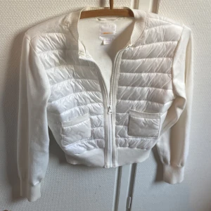Vit cardigan - Snygg vit cardigan jacka från Gina. Jackan har långärmade stickade ärmar och ribbad krage samt nederkant. Storlek 158/164