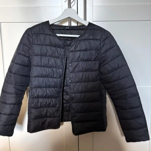 uniqlo liknande jacka  - säljer min svarta jacka som liknar den från uniqlo, passar en S/M då den är lite mindre i storlek 🧸