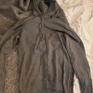 Stickad polo tröja - En snygg stickad tröja i ull från U.S Polo Assn. Håller dig varm och snygg under de kommande dagarna i höst! Använd men i mycket bra skick! Storlek S 