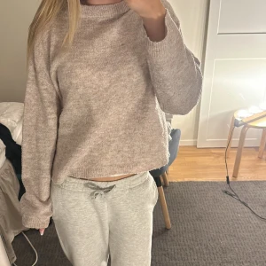 Beige stickad tröja - Beige stickad tröja från Lager 157 i storlek xs, har en liten svart fläck💞