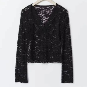 V-ringad spelstopp  - Svart långärmad spets topp perfekt för festligare tillfällen. Använd ett fåtal gånger. Hör av dig vid frågor 💕