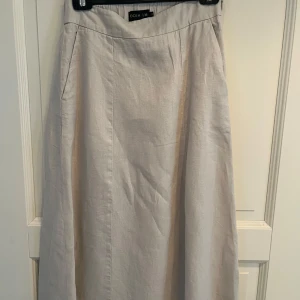 Beige långkjol från STOCKH LM - Snygg stilren beige långkjol från STOCKH LM i linne. Aldrig använd!!💕💕 