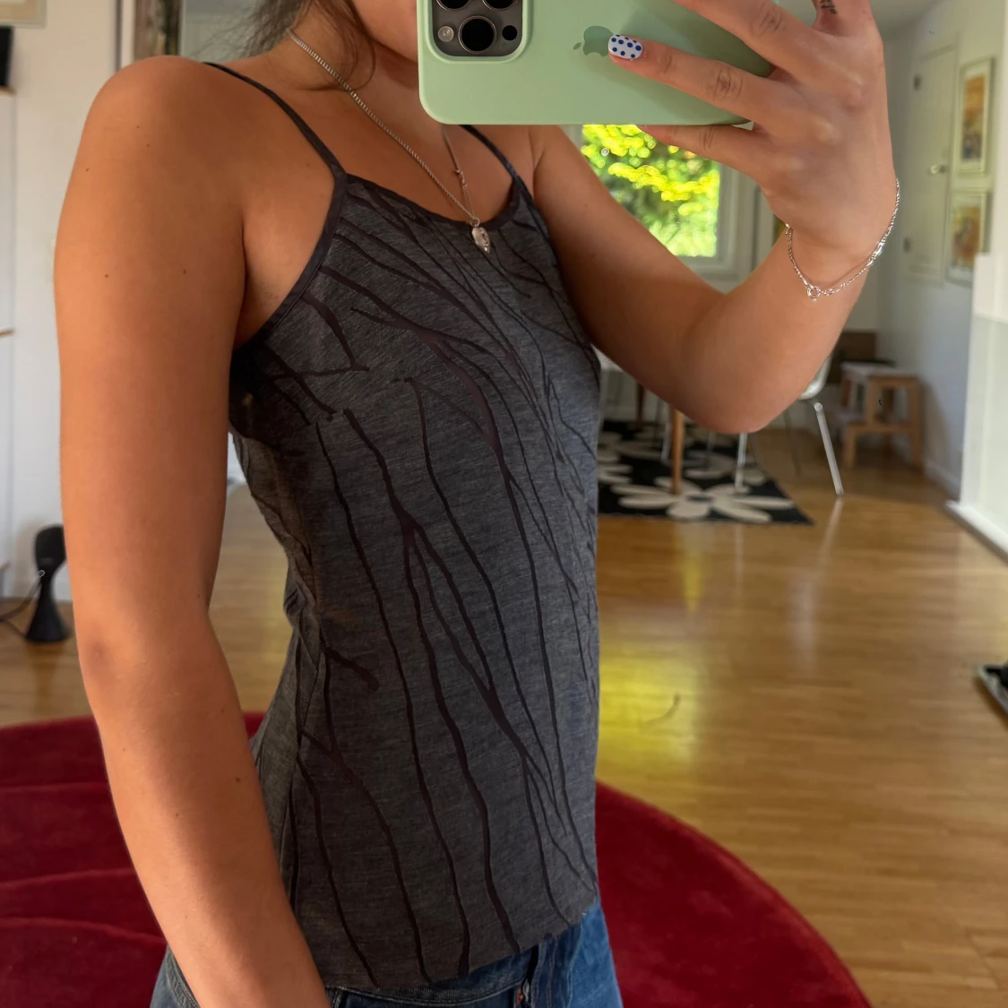 Grå linnetopp med tunna axelband - 1