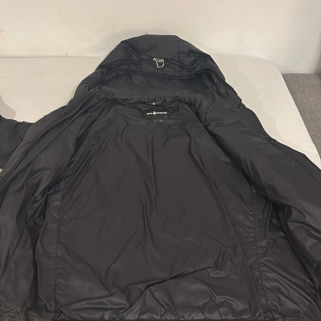 Svart pufferjacka med huva