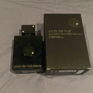 Club de Nuit Intense Man 105ml - Säljer en prisvärd parfym som håller länge. En fräsch maskulin citrus doft med lite rökig doft som är en favorit bland många. Ordinarie pris 399, är 104 ml kvar