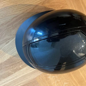 Svart CRIVI ridhjälm med visir M - Säljer en glansig svart ridhjälm från CRIVI i storlek M. Använd cirka 2 gånger och köpt innan sommaren, därav inga defekter. Nypris 1900 och kvitto finns. Jättefin ridhjälm som passar tävling eller vanlig träning. Säljer då jag ska sluta rida. Pris kan diskuteras.