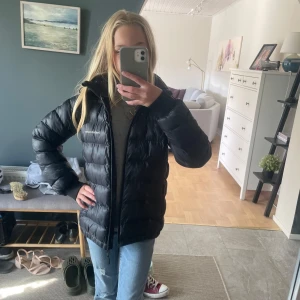 Svart dunjacka Peak Performance - Säljer en svart dunjacka från Peak Performance med huva och dragkedja. Använt den en vinter och har inga skador eller hål förutom den lilla fläcken på sista bilden  pris kan diskuteras 🫶🏼