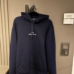 Mörkblå hoodie från Polo Ralph Lauren - Snygg mörkblå hoodie från Polo ralph lauren. Ny pris 2300. 