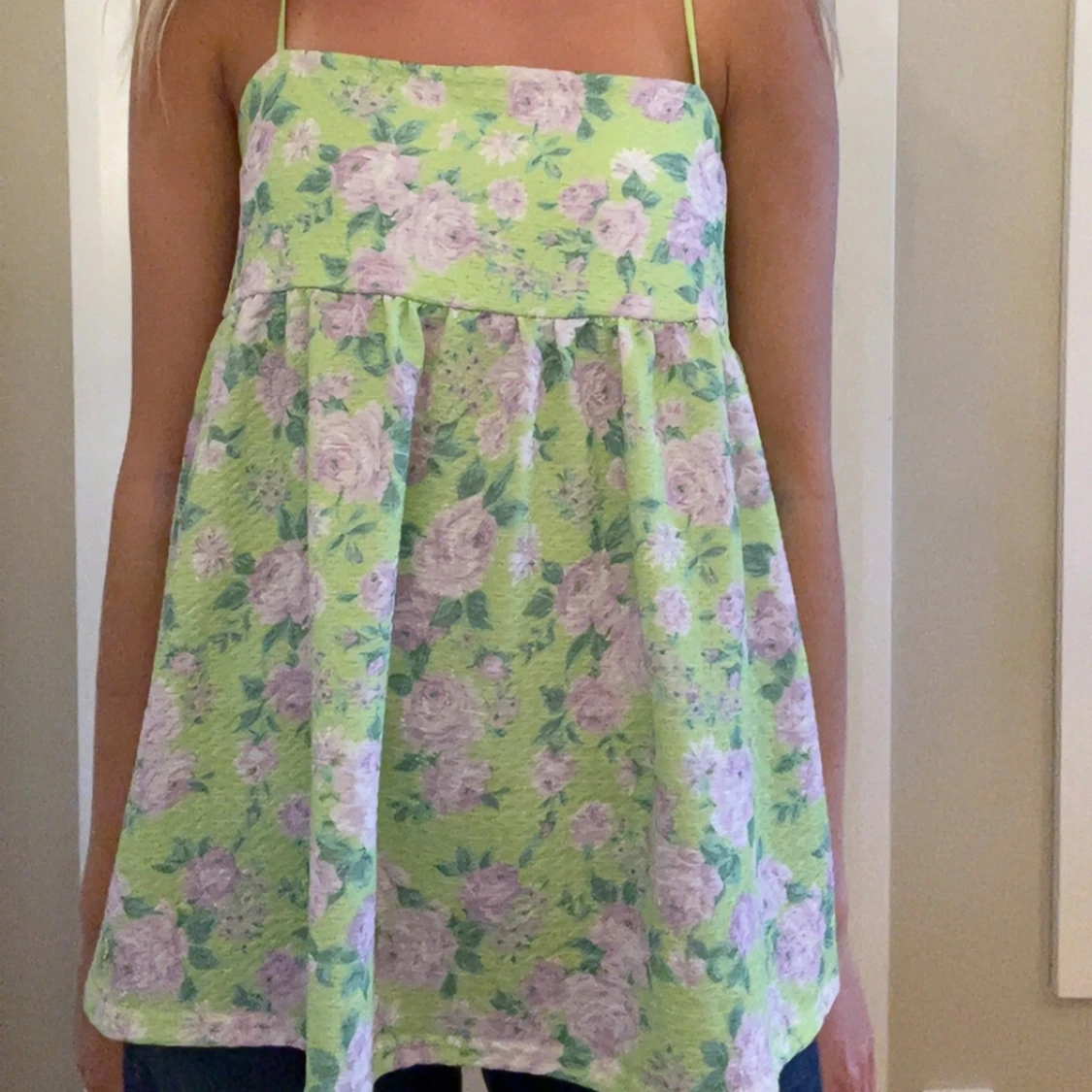 Grön blommig linnetopp med tunna band - 1