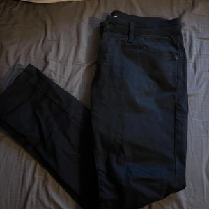 Jeans - helt nya snygga jeans, aldrig använda pga dom va lite för tighta för min del! Passar dig omkring 180cm