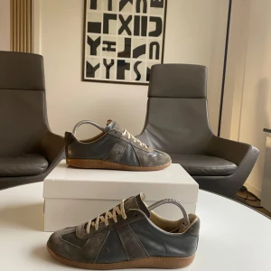 Masion margiela  - Masion margiela storlek 42 köpta i butik, kommer med original låda med tillbehör!!skriv om ni har några funderingar! Tunn sula men går att andvända. Går att köpa till sulskydd om man vill!!!