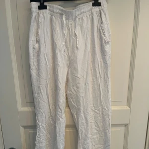 Vita linnebyxor med snörning  - Snygga vita linnebyxor från 157 i storlek S🥰🥰Använda fåtal gånger!!