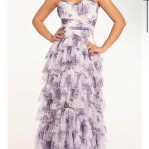 Balklänning  - Balklänning som jag köpt från en hemsida i usa, (går inte att beställa från den hemsidan till Sverige utan måste hämtas i usa) använt bara en gång, väldigt fin de ända dåliga är att de är lite smink på insidan men det syns inte. Från camille la vid