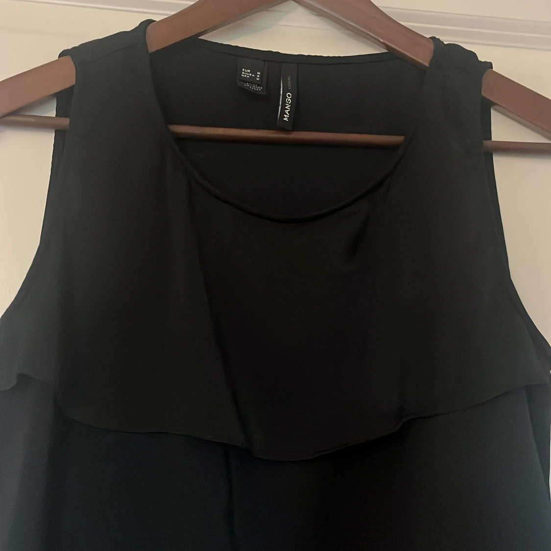 Svart ärmlös blus från Mango - 4