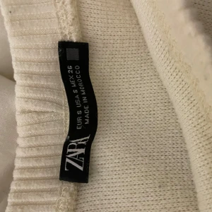 Vit tröja från Zara - Säljer en jätte fin och skön tröja från Zara i storlek S. Tröjan är använd några gånger men är i bra skick💕
