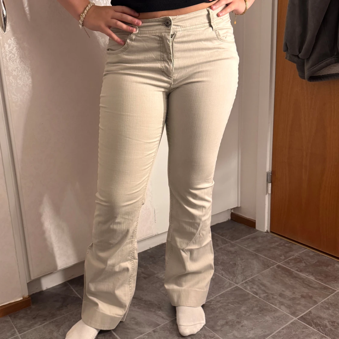 Beiga bootcut byxor från Yessica