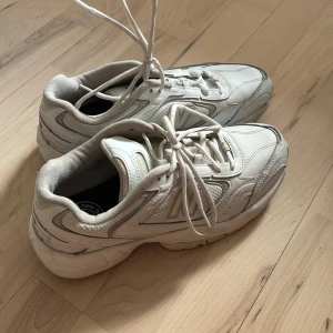 Vita New Balance sneakers  - Säljer ett par klassiska vita New Balance sneakers i storlek 41 