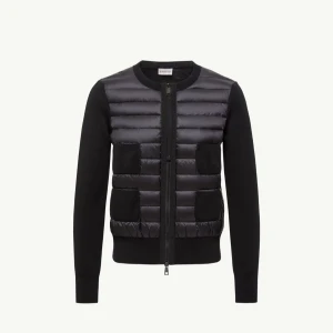 Moncler cardigan  - Säljer min Padded Wool Zip-Up Cardigan från Moncler. Köptes i februari, men har endast använts några få gånger. Den är i mycket bra skick och har inga defekter. Har äkthetsbevis, kvitto och orginalförpackning. Säljer då jag behöver pengar 😆