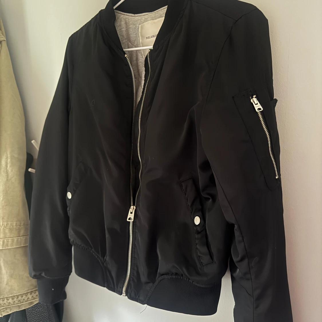 Svart bomberjacka från Pull&Bear - 1