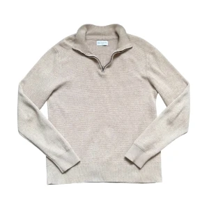 These Glory Days half zip - Snygg beige stickad tröja från These Glory Days i storlek small. Tröjan har en klassisk half zip-dragkedja vid kragen och är långärmad. Perfekt för lager-på-lager och chill höst- eller vinterstil.