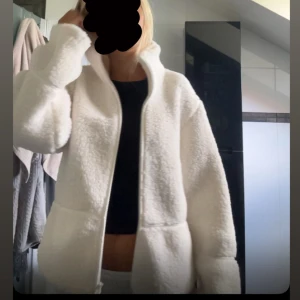 teddyjacka gina - Supersnygg teddy jacka från gina young. Den är helt ny med lappen kvar, är i storlek 170, som jag skulle säga motsvarar xs/s (se bild hur den sitter på mig) 