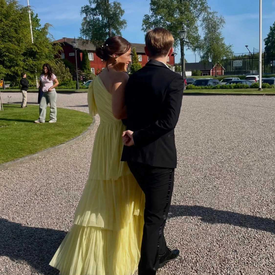 Gul bal klänning med volanger