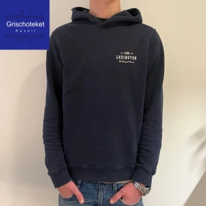 Lexington hoodie  - Säljer nu en snygg lexington hoodie! Storlek M, modellen på bilden är 1,85! Ny pris: 1500kr, vårat pris: 600kr! Skick 10/10. Hör av er vid några frågor!✅