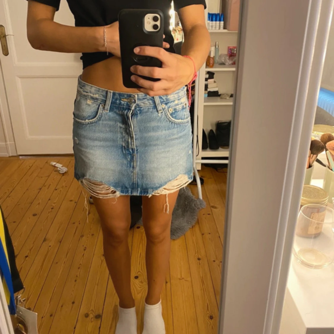 Blå jeanskjol med slitna detaljer - 1