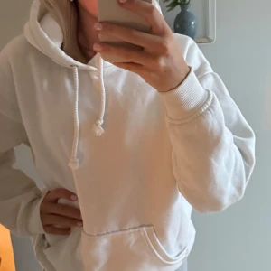 Vit hoodie - Säljer min vita gosiga hoodie från Bikbok som inte används längre!! Den är i gott skick men bara lite lite nopprig på vissa ställen som man kan se på andra bilden, men det syns knappt❣️