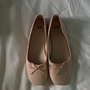 Rosa ballerinaskor - Söta ballerinaskor i babyrosa från H&M med rund tå. Sorna har en mjuk sula. Helt oanvända säljer för att dom var för små. 💗dom är i storlek 35 