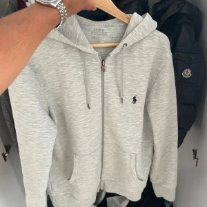 Grå hoodie från Polo Ralph Lauren - Polo ralph lauren hoodie i strlk S 