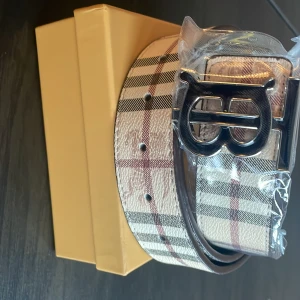 Burberry - Nytt burberry bälte, två sidor både svart och beige, skyddd,box,certifikatkort,kvitto ingår 