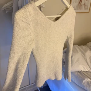 Vit stickad tröja från H&M XS - Säljer en vit stickad tröja från H&M i storlek XS. Tröjan har en mjuk och lite fluffig struktur, långärmad och med en snygg, något bredare rund halsringning. Perfekt för dig som gillar en enkel men stilren look. 