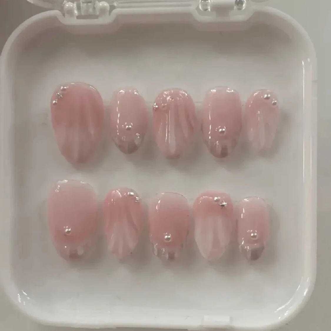 Rosa konstnaglar med pärldekor