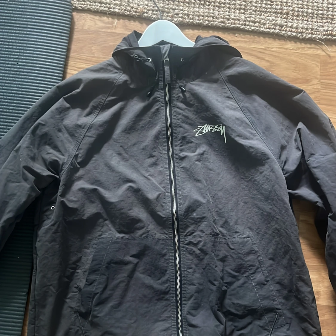 Mörkgrå vindjacka från Stüssy, M