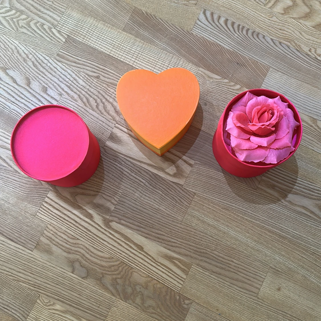 Presentask med rosa konstros